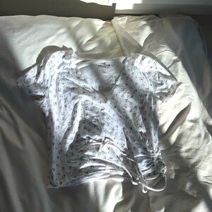 hollister floral v neck baby tee